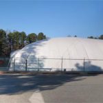 La piscina, encerrada en la cubierta protectora para todas las estaciones