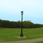Uno de los postes de luz originales que todavía están en uso en el campus