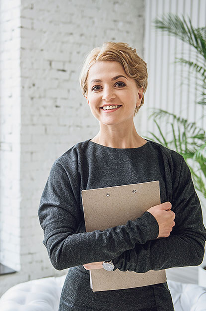 Mujer de carrera con portapapeles