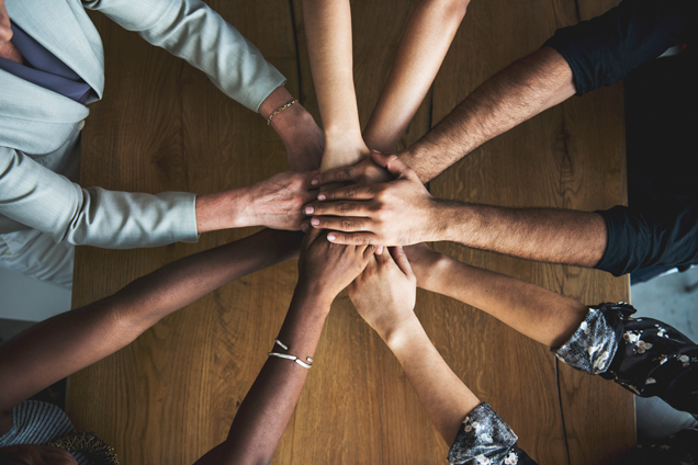 Imagen general de diversas manos superpuestas.