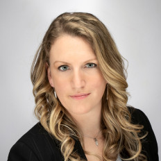 Katherine Beach, LCSW - DIRECTORA DE SERVICIOS DE TRABAJO SOCIAL Y ADMISIONES