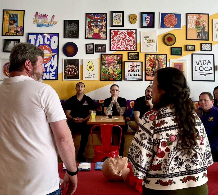 ¡DBHDS REVIVE! La especialista en educación Tiana Vázquez proporciona un servicio rápido de REVIVE! capacitación al personal de Soul Taco en el centro de Richmond
