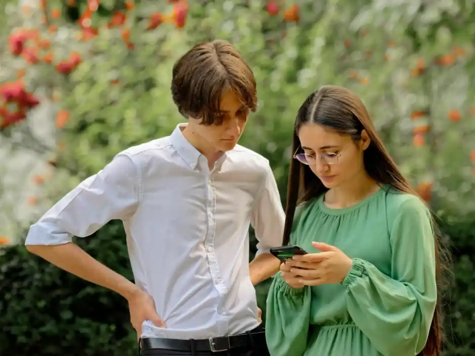 Jóvenes mirando el teléfono