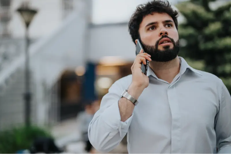 Joven hablando por teléfono