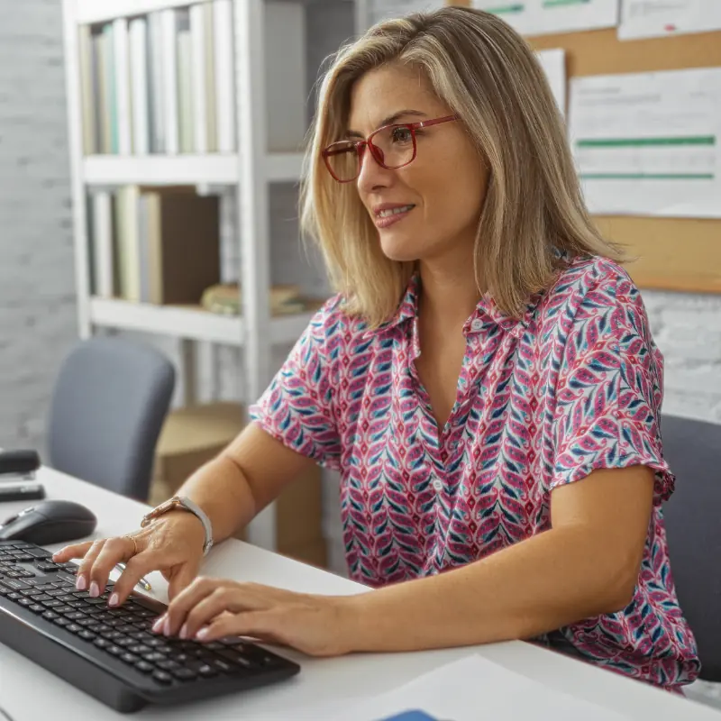 Mujer tipeando en la computadora