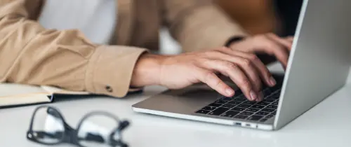 Manos escribiendo en el teclado